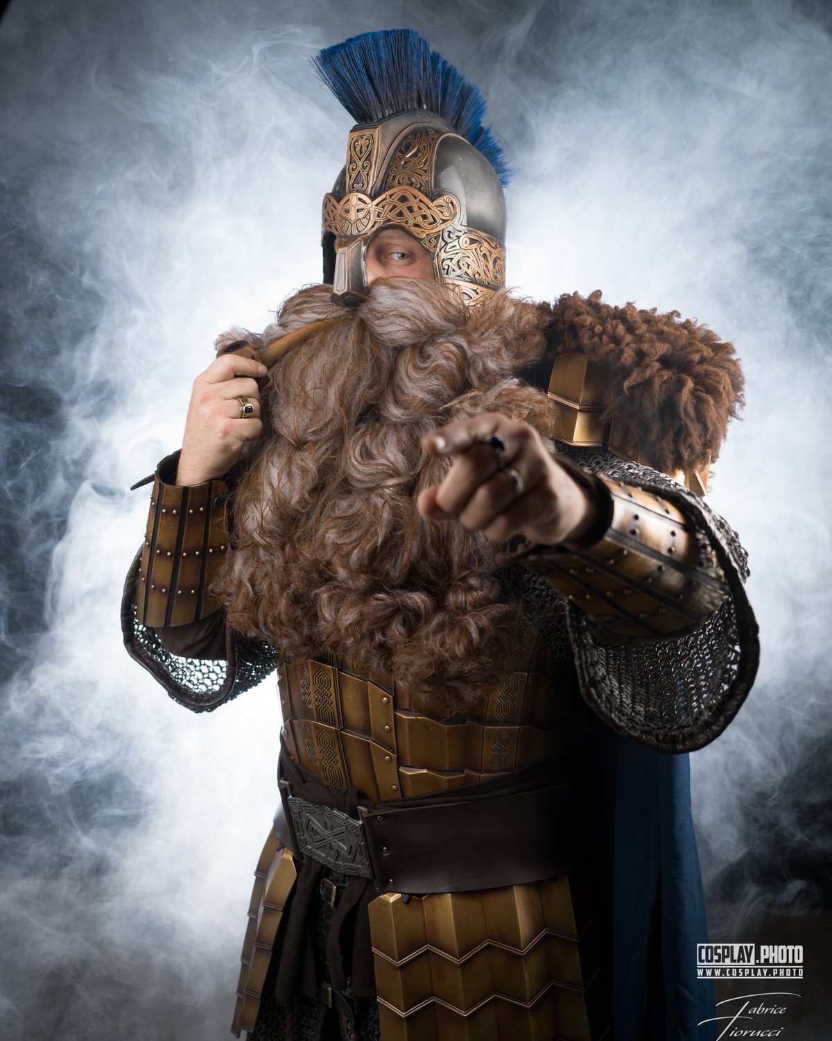 Cosplay guerrier antique, casque à crête bleue et armure dorée sous fumée — Fabrice Fiorucci Photographe