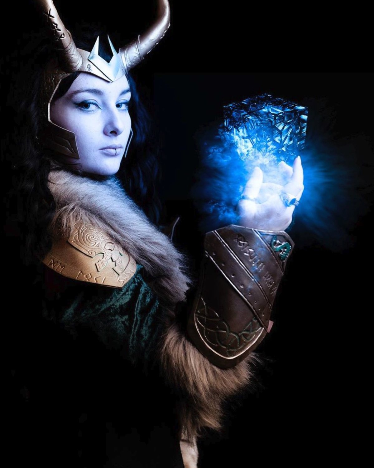 Cosplay Lady Loki (Marvel), casque à cornes dorées et énergie bleue cristalline — Fabrice Fiorucci Photographe