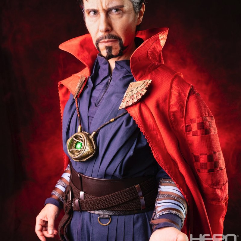 Cosplay Doctor Strange (Marvel), cape rouge à col haut et médaillon d'Agamotto — Fabrice Fiorucci Photographe