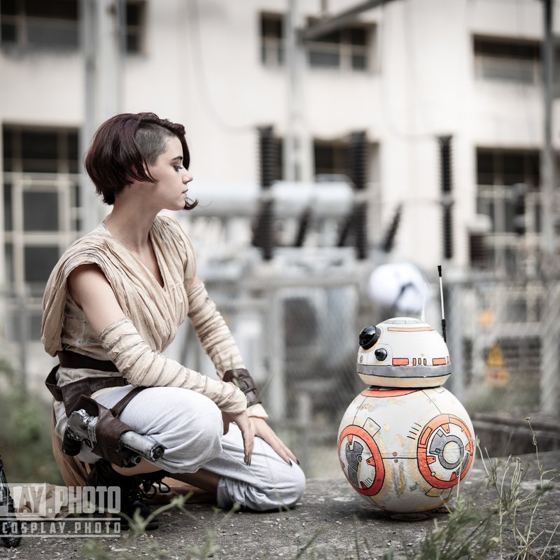 Cosplay Rey et BB-8 (Star Wars), accroupie sur friche industrielle — Fabrice Fiorucci Photographe