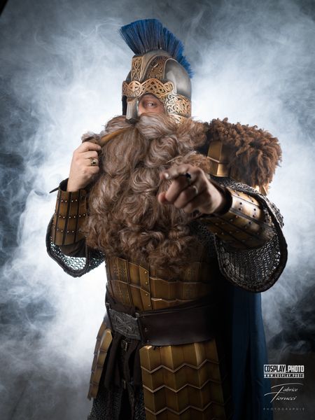 Cosplay guerrier antique, casque à crête bleue et armure dorée sous fumée — Fabrice Fiorucci Photographe