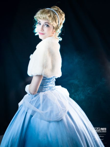 Cosplay Cendrillon (Disney), robe de bal bleue et étole en fourrure blanche — Fabrice Fiorucci Photographe
