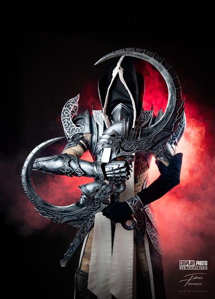 Cosplay Faucheur (Diablo IV), armure ornée et faux courbée sous fumée rouge — Fabrice Fiorucci Photographe