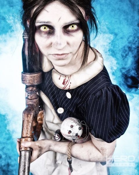 Cosplay personnage horror aux yeux jaunes, robe sombre et lame rouillée — Fabrice Fiorucci Photographe