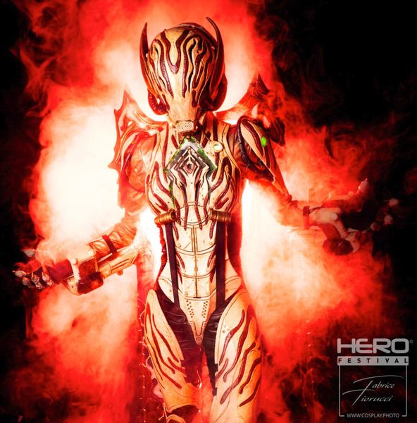 Cosplay armure dorée style chevalier mythologique sur halo flamboyant — Fabrice Fiorucci Photographe