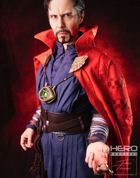 Cosplay Doctor Strange (Marvel), cape rouge à col haut et médaillon d'Agamotto — Fabrice Fiorucci Photographe