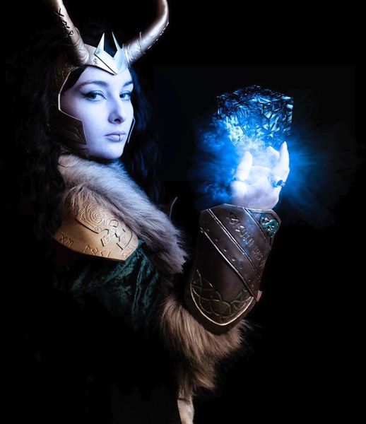 Cosplay Lady Loki (Marvel) sous lumière bleue, sphère d'énergie dans la main — Fabrice Fiorucci Photographe