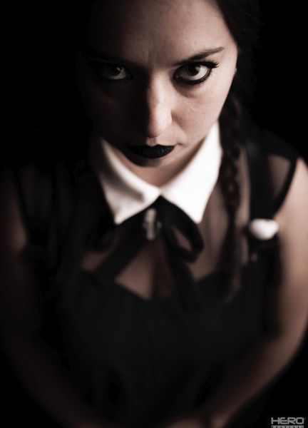 Cosplay Mercredi Addams (Netflix), col blanc Peter Pan et regard sombre — Fabrice Fiorucci Photographe