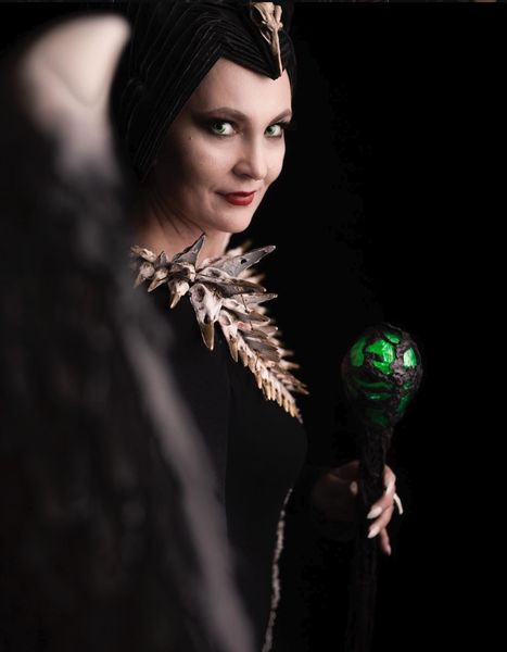 Cosplay Maléfique (Disney - Mistress of Evil), cornes noires et sceptre à orbe vert — Fabrice Fiorucci Photographe