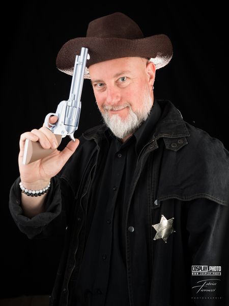 Cosplay shérif western, chapeau cuir, revolver argenté et étoile de shérif — Fabrice Fiorucci Photographe