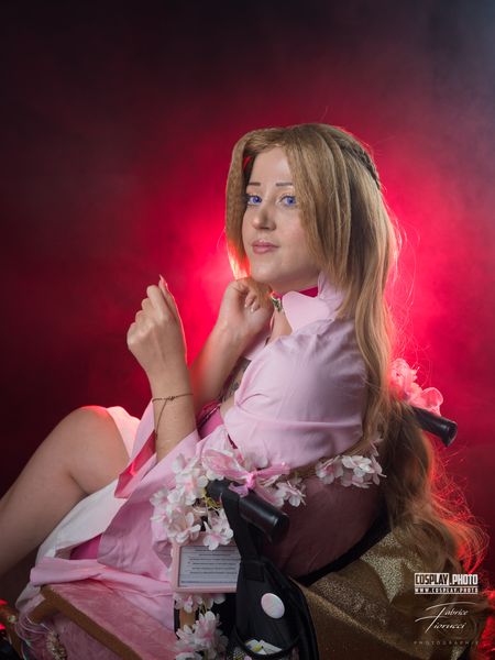 Cosplay féminin pastel à fleurs de cerisier, ambiance rose lumineuse — Fabrice Fiorucci Photographe