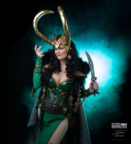 Cosplay Lady Loki (Marvel) en pied, casque à cornes dorées et dague — Fabrice Fiorucci Photographe