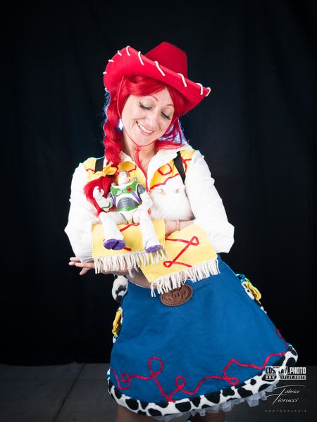 Cosplay Jessie (Toy Story / Pixar), chapeau de cowboy rouge, tresses rousses et jupe à motifs — Fabrice Fiorucci Photographe