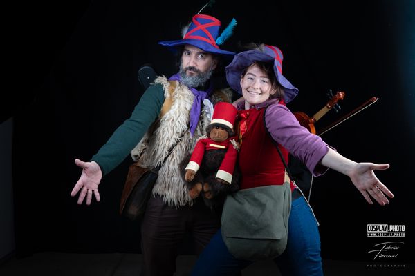 Duo cosplay troubadours médiévaux, chapeaux à plumes et violon, posture théâtrale — Fabrice Fiorucci Photographe
