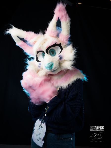 Cosplay anthropomorphe fursuit rose et blanc à grandes oreilles et lunettes — Fabrice Fiorucci Photographe