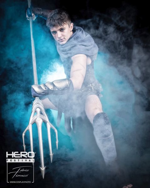 Cosplay Poséidon, trident argenté et chlamyde grise dans la brume bleutée — Fabrice Fiorucci Photographe