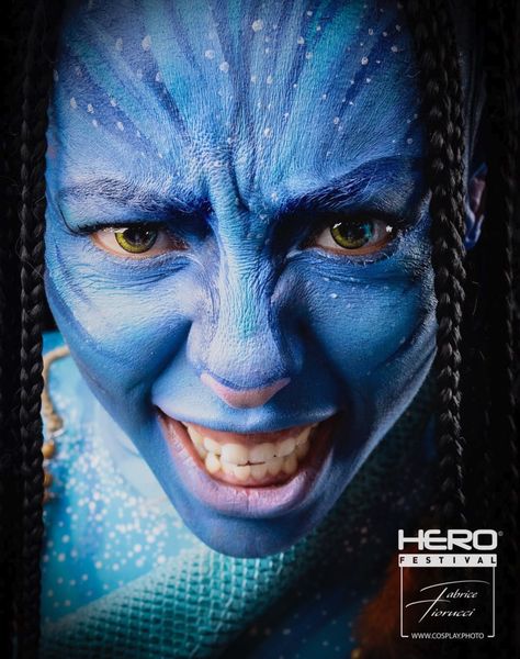 Cosplay Na'vi (Avatar - Cameron), peau bleue, yeux jaunes et tresses sombres — Fabrice Fiorucci Photographe