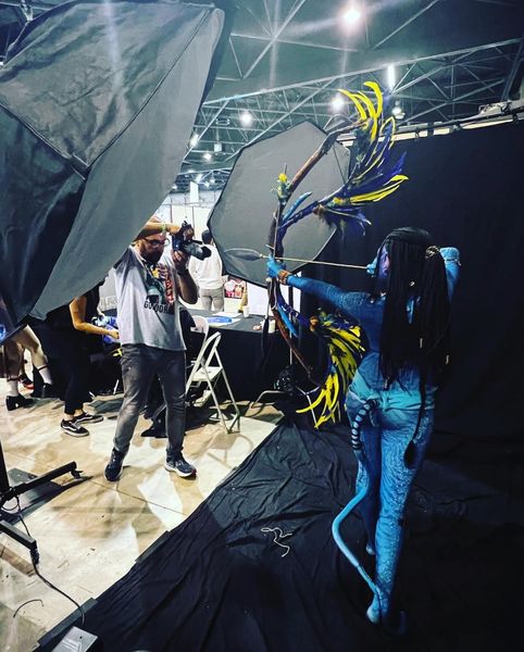 Coulisses shoot Na'vi (Avatar), montage studio en convention avec backdrop noir — Fabrice Fiorucci Photographe