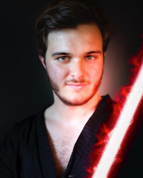 Cosplay Jedi (Star Wars), sabre laser rouge en main et regard intense — Fabrice Fiorucci Photographe