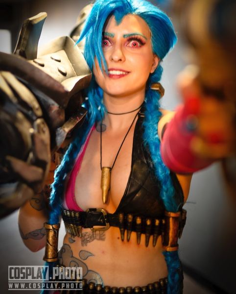 Cosplay Jinx (League of Legends), tresses bleues, ceinture de balles et arme rose — Fabrice Fiorucci Photographe