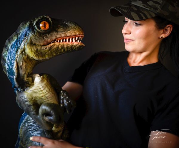 Cosplay dresseuse de raptor (Jurassic World), casquette militaire et bébé vélociraptor sur l'épaule — Fabrice Fiorucci Photographe