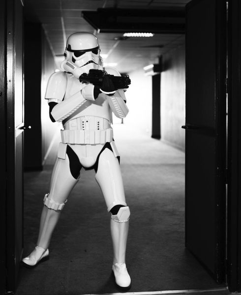Cosplay Stormtrooper (Star Wars) en noir et blanc, blaster en joue dans un corridor — Fabrice Fiorucci Photographe