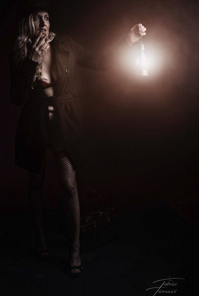 Cosplay sorcière urbaine, lampe vintage flottante en pleine fumée nocturne — Fabrice Fiorucci Photographe