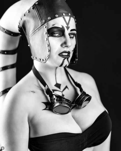 Cosplay Twi'lek Sith (Star Wars), portrait noir et blanc avec masque à gaz steampunk — Fabrice Fiorucci Photographe
