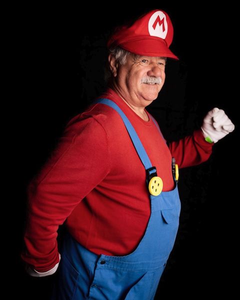 Cosplay Mario (Nintendo), casquette rouge à M, salopette bleue, moustache poivre et sel — Fabrice Fiorucci Photographe