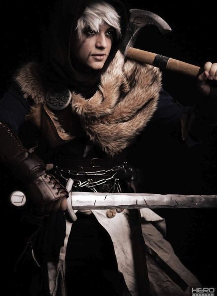 Cosplay Ciri (The Witcher), capuche fourrure, épée scellée et hache d'appoint — Fabrice Fiorucci Photographe