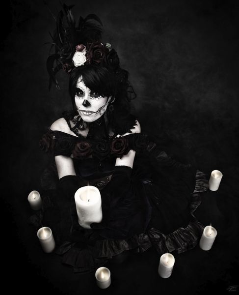 Cosplay Catrina (Día de los Muertos), maquillage tête de mort fleurie au centre d'un cercle de bougies — Fabrice Fiorucci Photographe