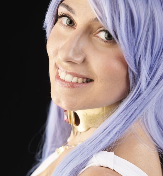 Cosplay féminin perruque lilas, sourire complice et collier doré — Fabrice Fiorucci Photographe