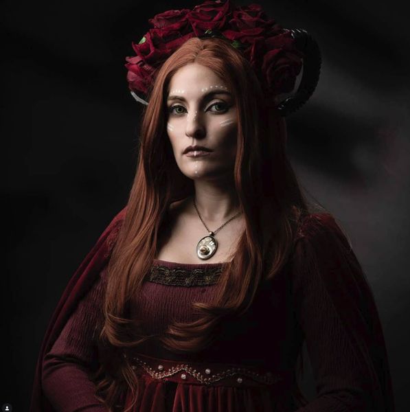 Cosplay Mélisandre (Game of Thrones), chevelure rousse, couronne de roses rouges et pendentif — Fabrice Fiorucci Photographe