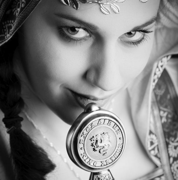 Cosplay princesse médiévale noir et blanc, voile brodé et médaillon dragon — Fabrice Fiorucci Photographe