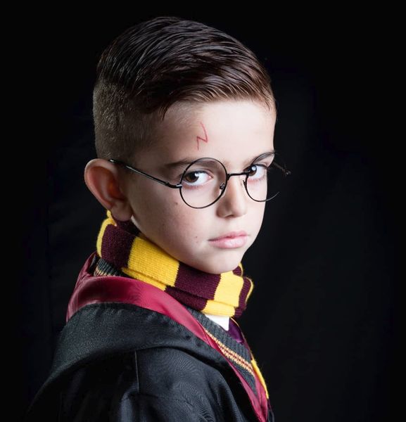 Cosplay enfant Harry Potter (Warner Bros), lunettes rondes, cicatrice et écharpe Gryffondor — Fabrice Fiorucci Photographe