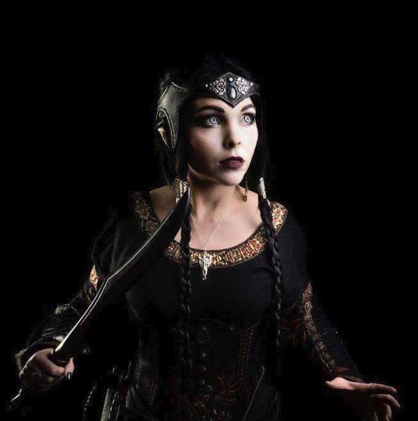 Cosplay reine elfe sombre, couronne d'acier ouvragée, robe noire et hache cérémonielle — Fabrice Fiorucci Photographe