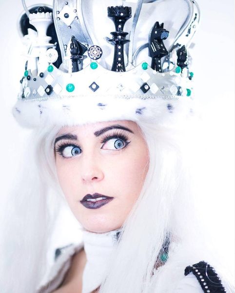 Cosplay Reine Blanche (Alice au pays des merveilles), couronne pièces d'échecs et perruque ivoire — Fabrice Fiorucci Photographe
