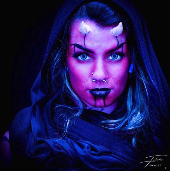 Cosplay démone vampirique, cornes blanches, peau violette et capuche sombre — Fabrice Fiorucci Photographe